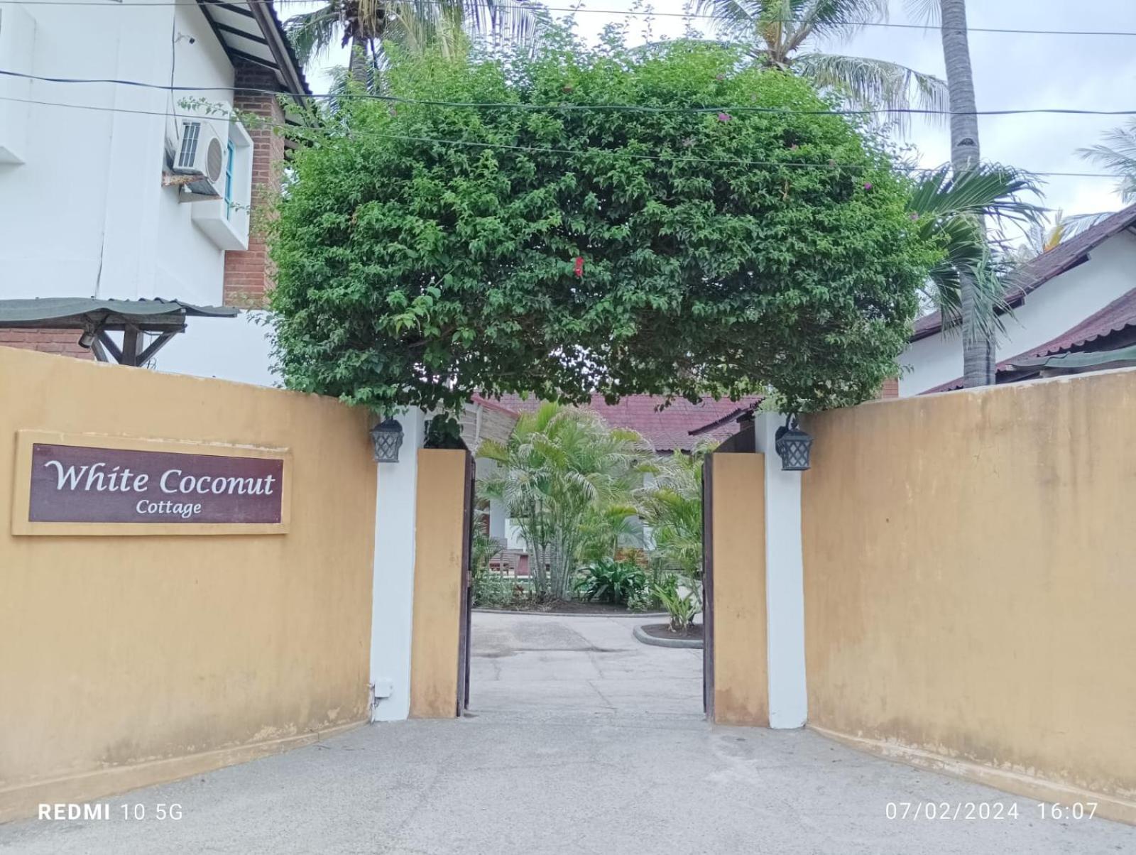 White Coconut Resort Gili Trawangan Exterior photo
