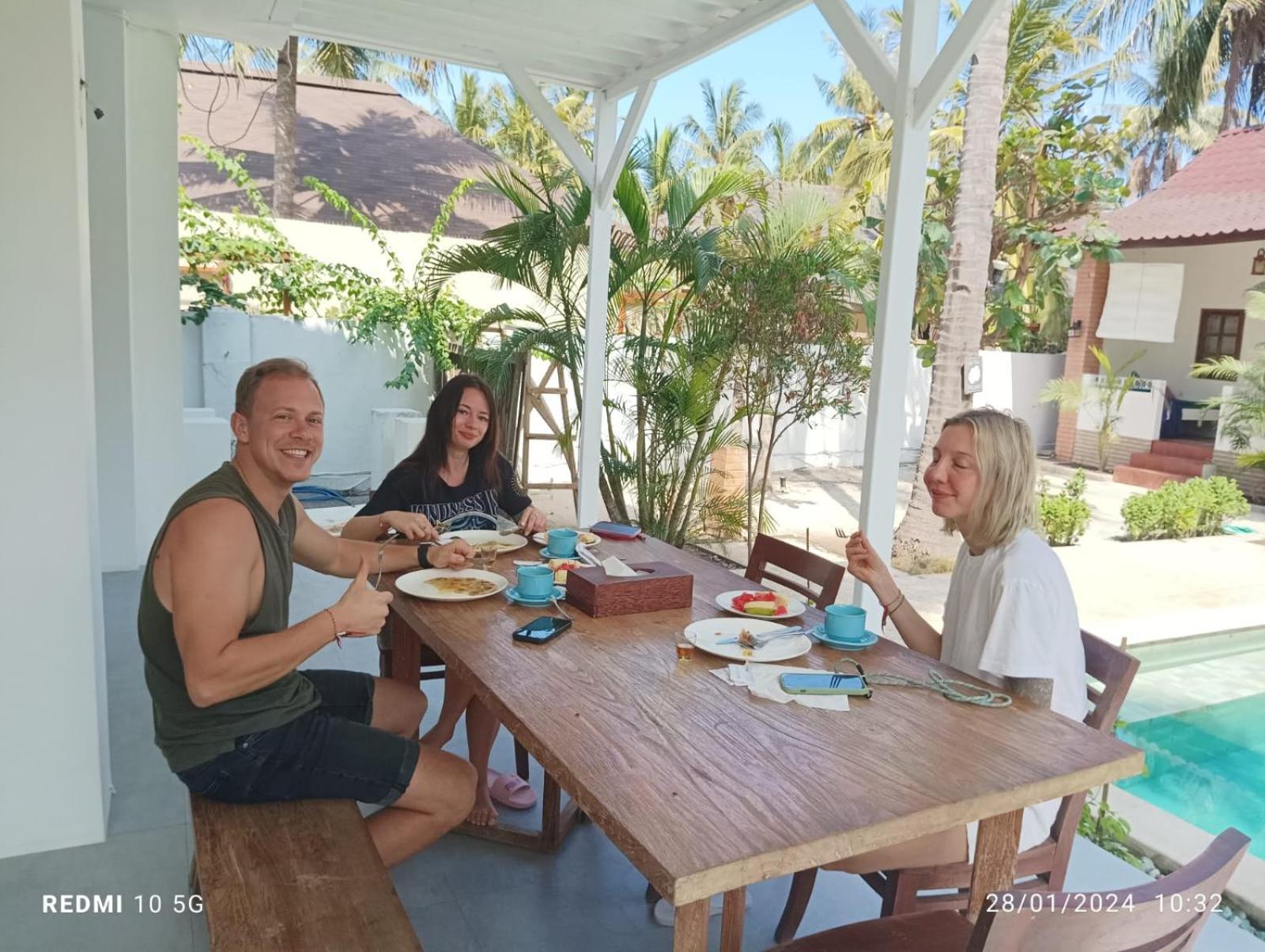 White Coconut Resort Gili Trawangan Exterior photo