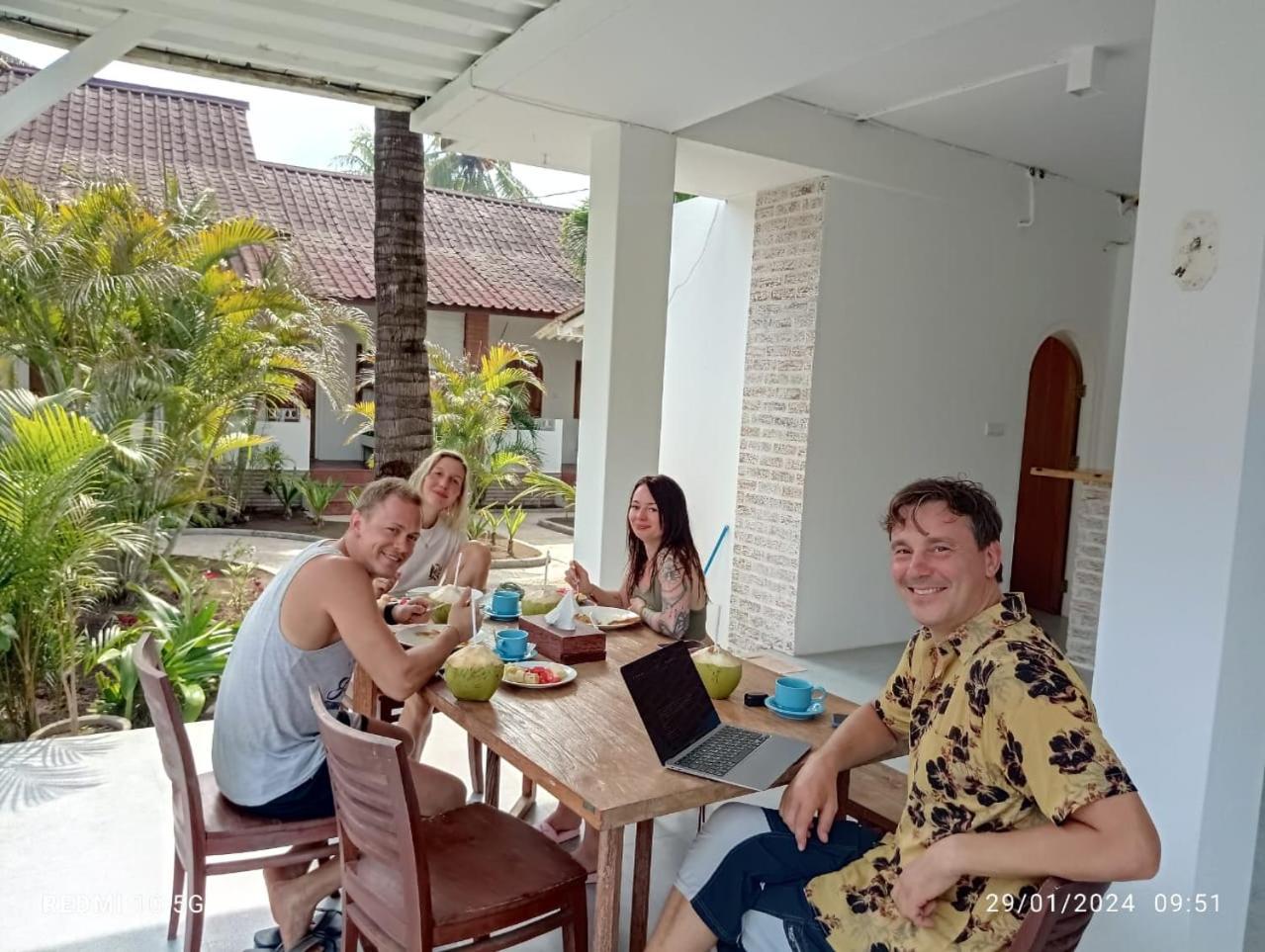 White Coconut Resort Gili Trawangan Exterior photo