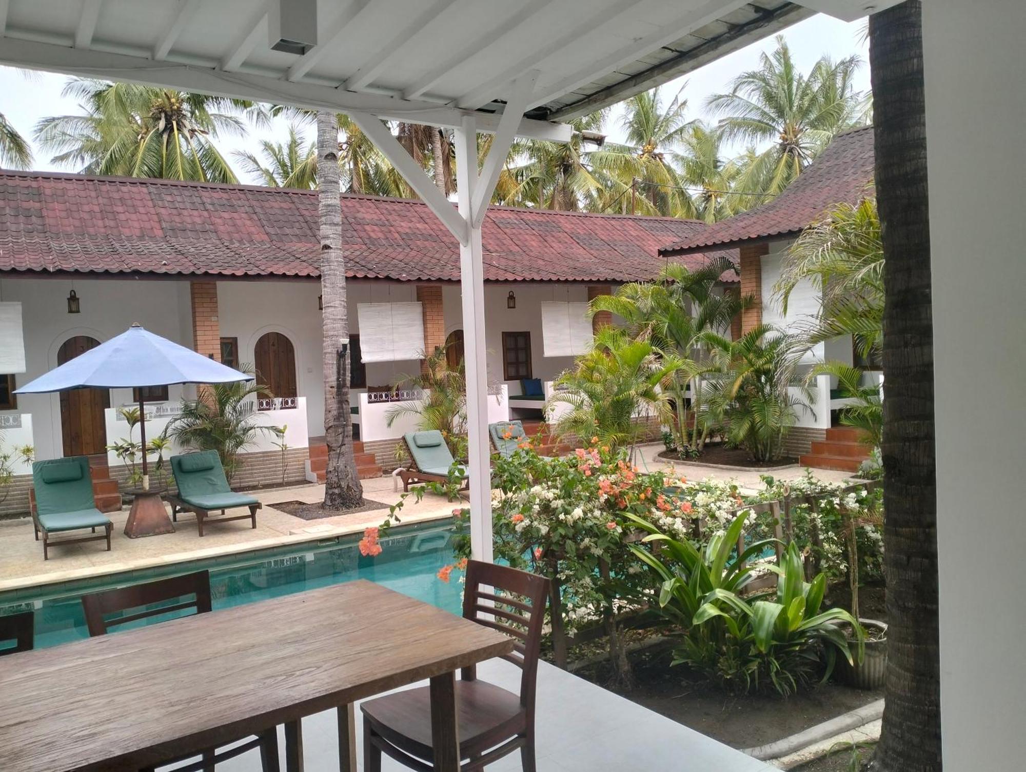 White Coconut Resort Gili Trawangan Exterior photo