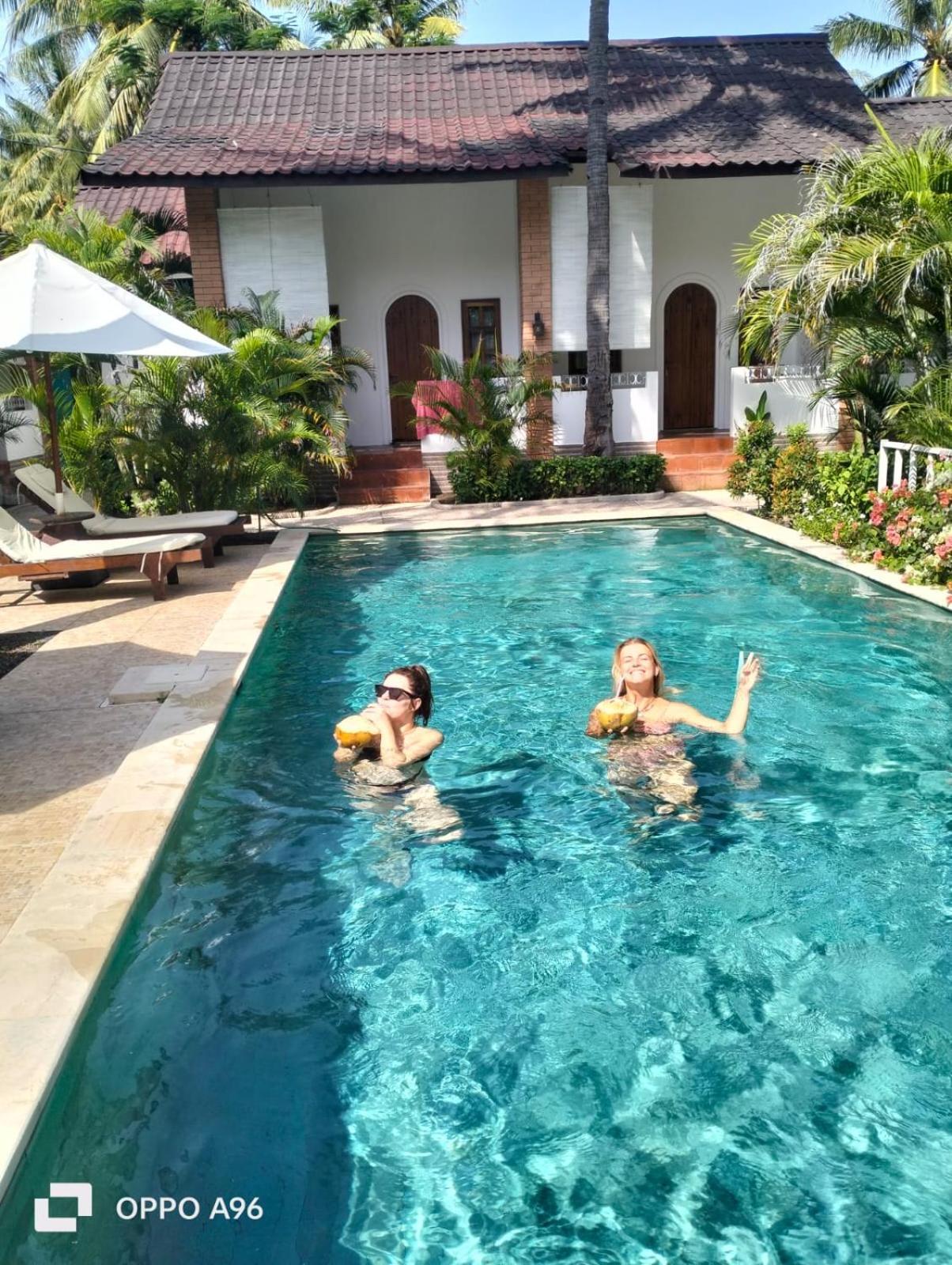 White Coconut Resort Gili Trawangan Exterior photo