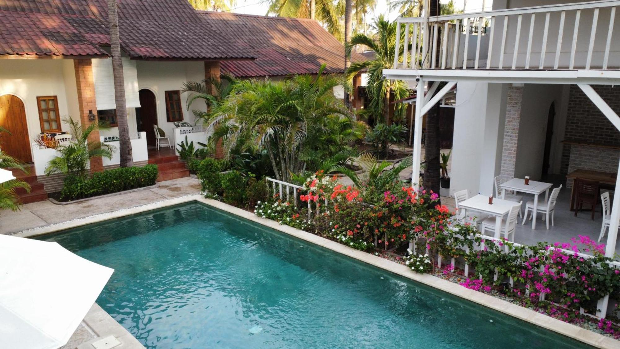 White Coconut Resort Gili Trawangan Exterior photo